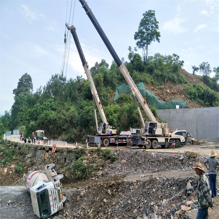 阜城县汽车掉沟里叫吊车救援要多少钱